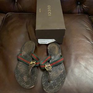 Women Gucci thong sandals